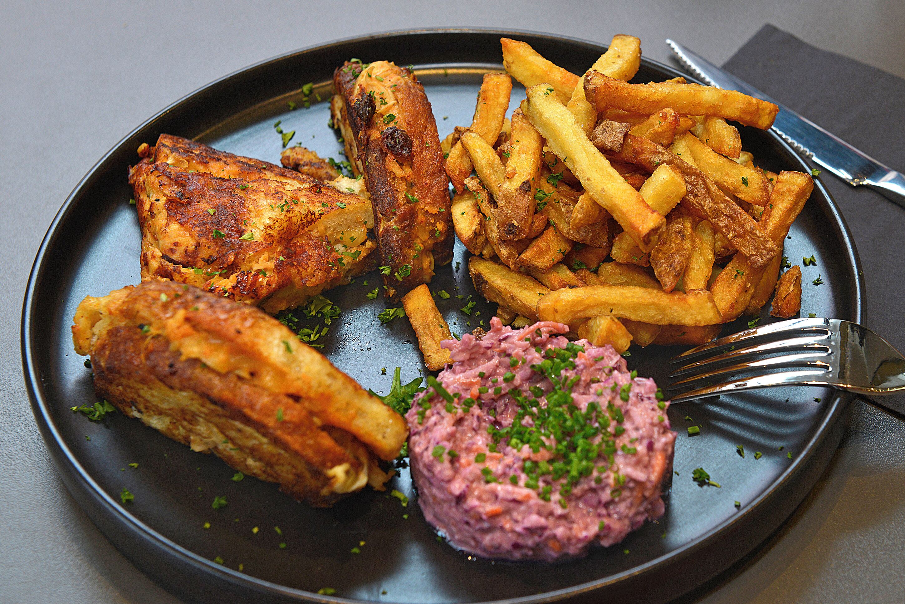 Petit déjeuner, déjeuner et dîner servis sur place