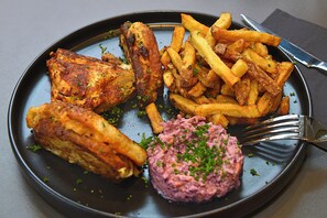 Breakfast, lunch and dinner served - Logis Hôtel Maison Voltaire (Amboise)