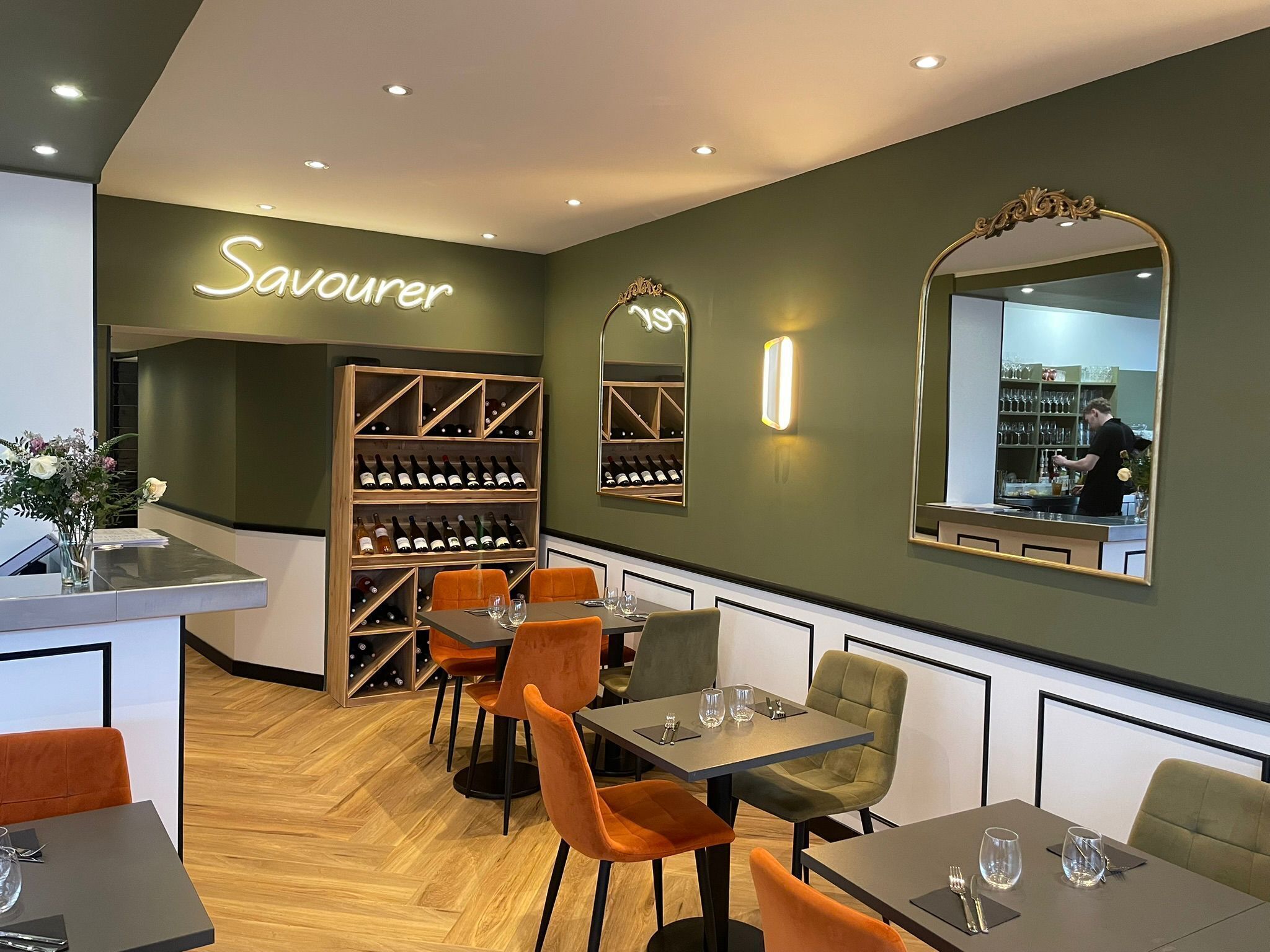 Petit déjeuner, déjeuner et dîner servis sur place