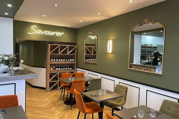 Breakfast, lunch and dinner served