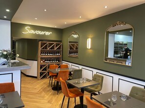 供应早餐、午餐和晚餐