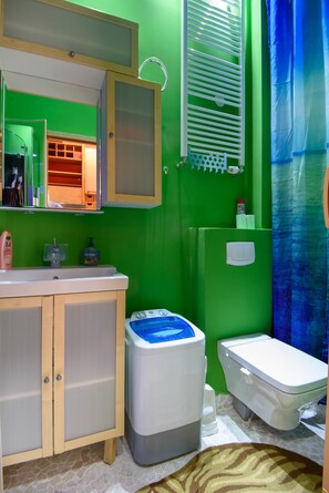 Apartamento (Magnet) | Banheiro | Chuveiro, secador de cabelo, chinelos, toalhas de banho