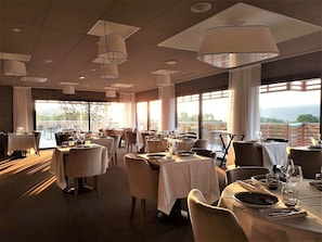 Petit déjeuner, déjeuner et dîner servis sur place