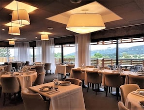 S'hi serveixen esmorzars, dinars i sopars