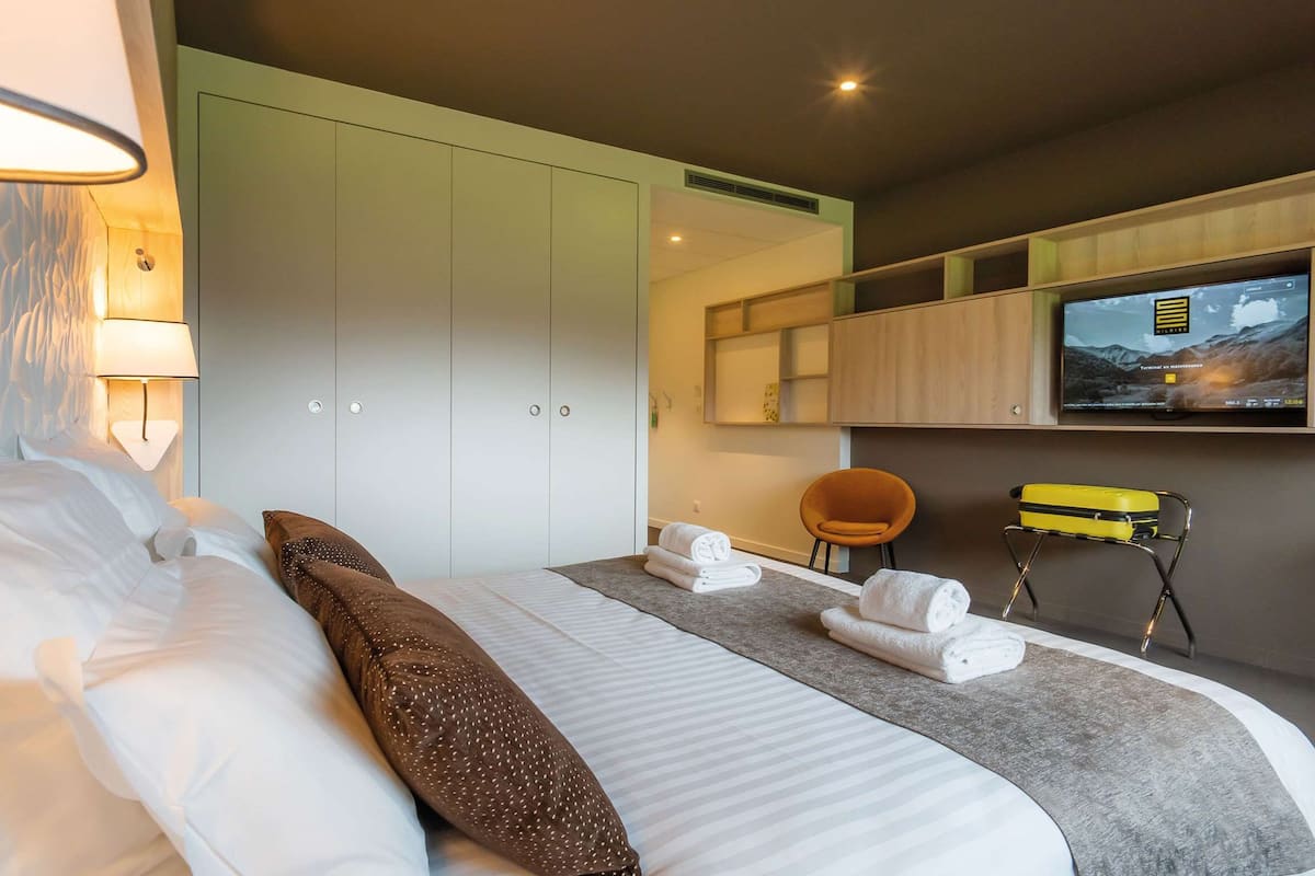 classic room, 1 king bed, accessible, non smoking | 1 bedroom, premium bedding, in-room safe, individually decorated