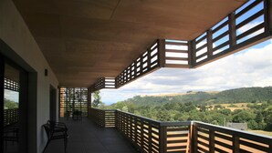 A balcony with a view of a hilly landscape. - Mildiss Hotel Spa & Restaurant, BW Signature Collection (Besse-et-Saint-Anastaise)