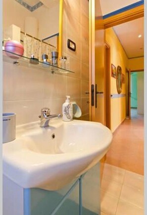 Douche, sèche-cheveux, bidet, serviettes fournies
