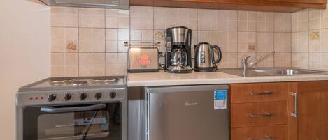 Fridge, stovetop, coffee/tea maker, electric kettle