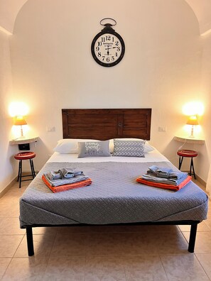 3 camere, una scrivania, insonorizzazione, ferro/asse da stiro