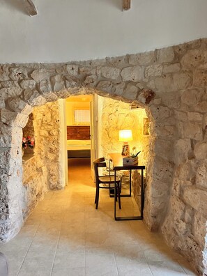 3 chambres, bureau, chambres insonorisées, fer et planche à repasser
