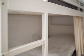 Blackout curtains, free WiFi, bed sheets - Ruifang Yi Hostel (New Taipei City)