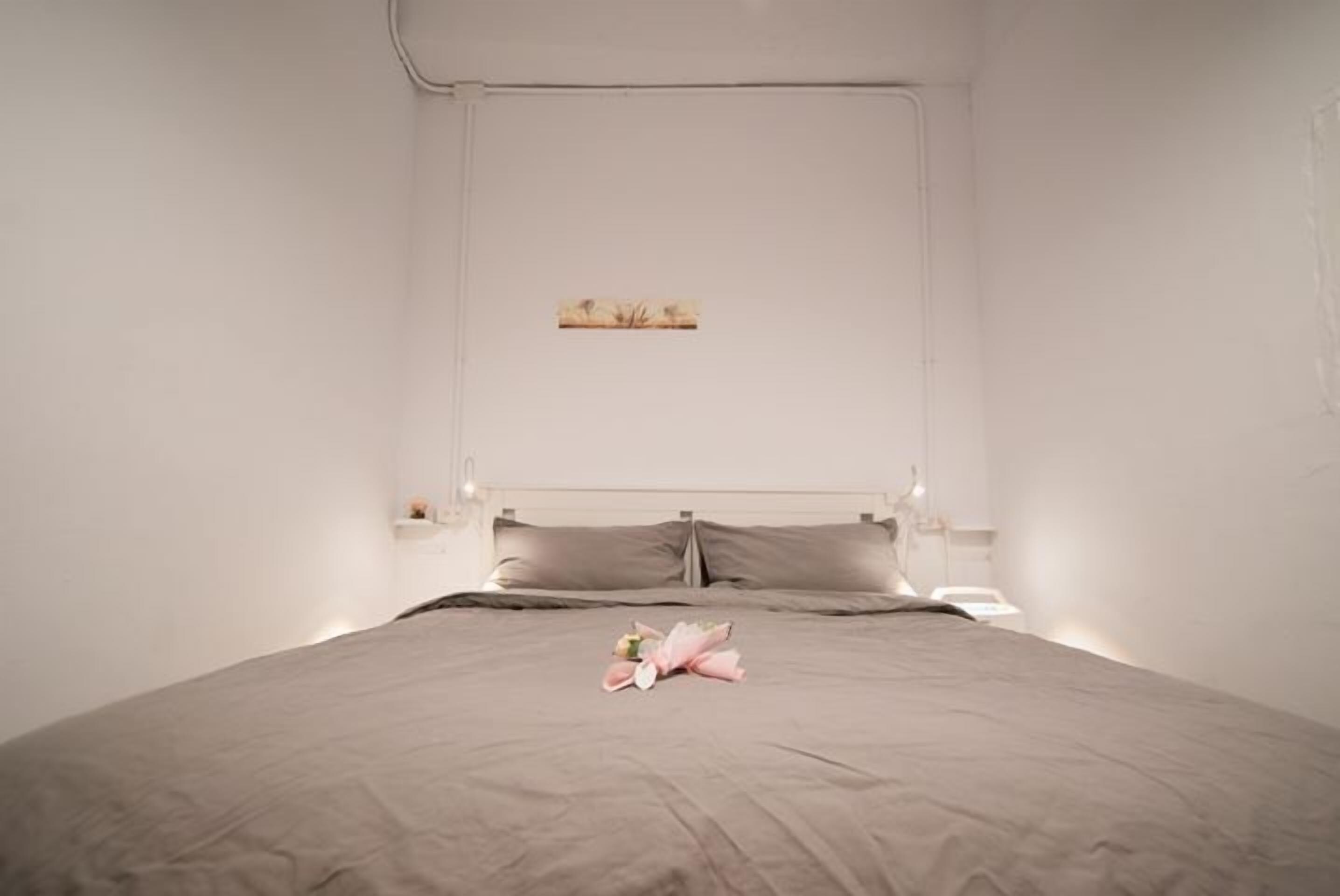 Cortinas blackout, wifi gratis y ropa de cama 