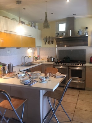 Kühlschrank, Mikrowelle, Ofen, Geschirrspüler