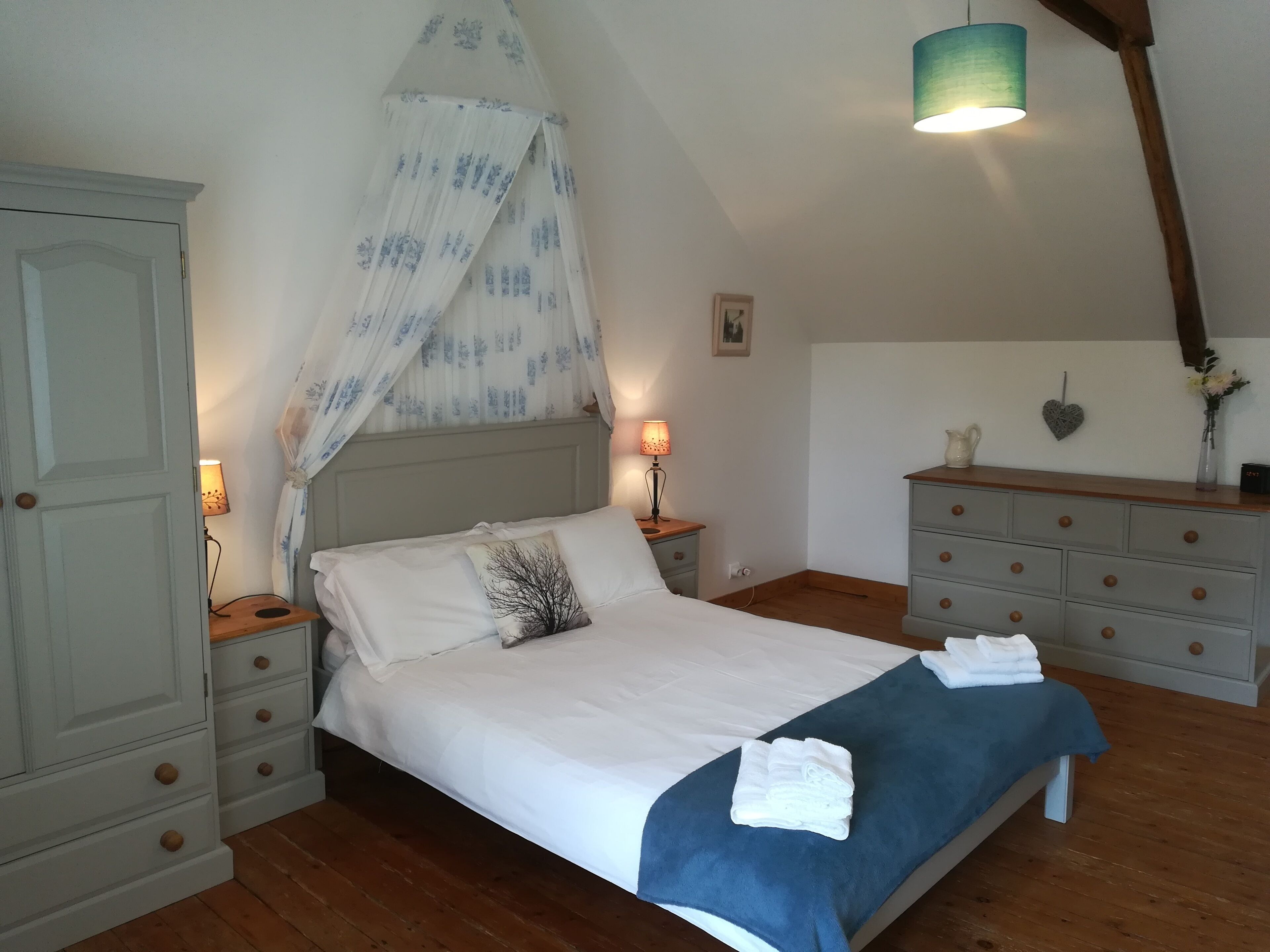 3 bedrooms, desk, iron/ironing board, travel crib