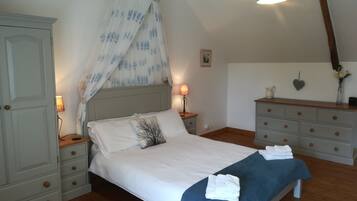 3 bedrooms, desk, iron/ironing board, travel crib