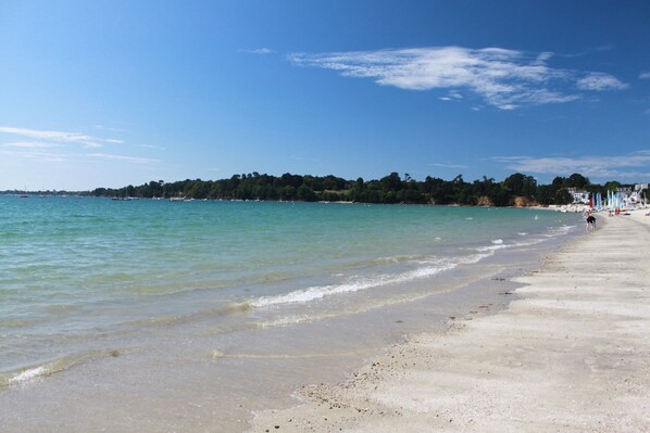 Plage à proximité, chaise longue