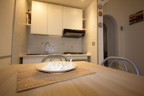 Kühlschrank, Ofen, Herdplatte, Wasserkocher mit Kaffee-/Teezubehör