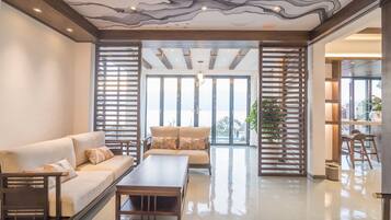 Luxury-Doppelzimmer, Seeblick | Wohnbereich | Flachbildfernseher