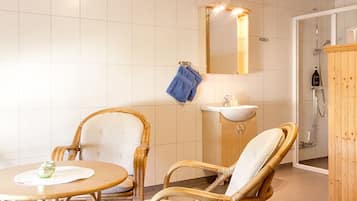Classic Suite, City View | Bathroom | Shower, hair dryer, towels, soap