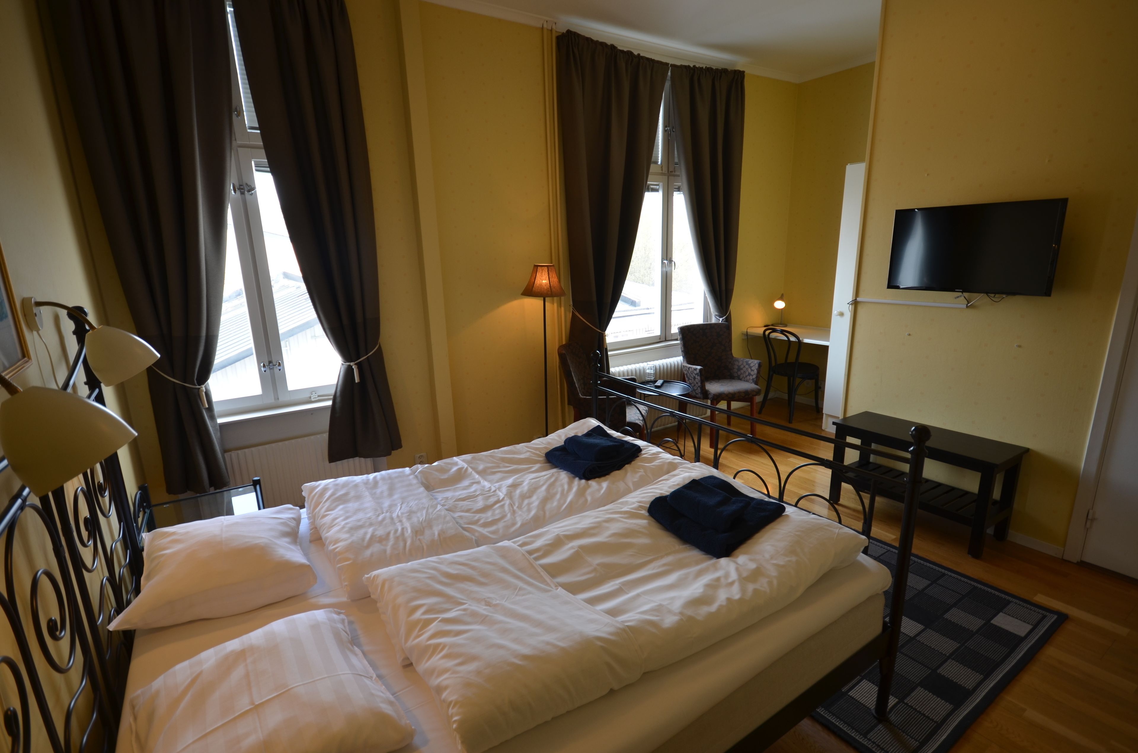 Phòng đôi phong cách cổ điển | Trang trí khác biệt, trang bị nội thất với thiết kế riêng biệt, bàn 