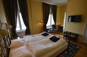 经典双人房 | 特色装修、特色家居、办公桌、笔记本电脑工作区