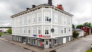 A corner building with a sign for "Hotel Royal" and a "Palmers Effr." business on the ground floor. - Hotell Royal (Harnosand)