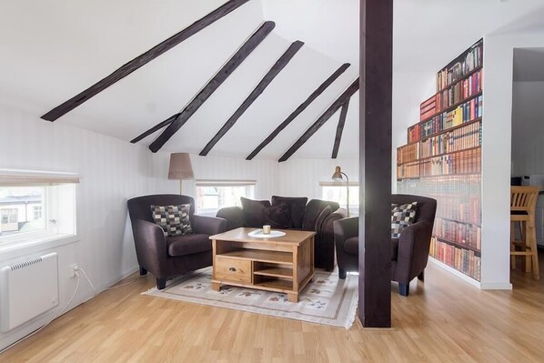 Classic Suite, City View | Living area