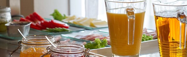 Un bufé con diferentes alimentos y bebidas.