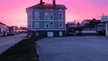 Overnatningsstedets facade – aften/nat