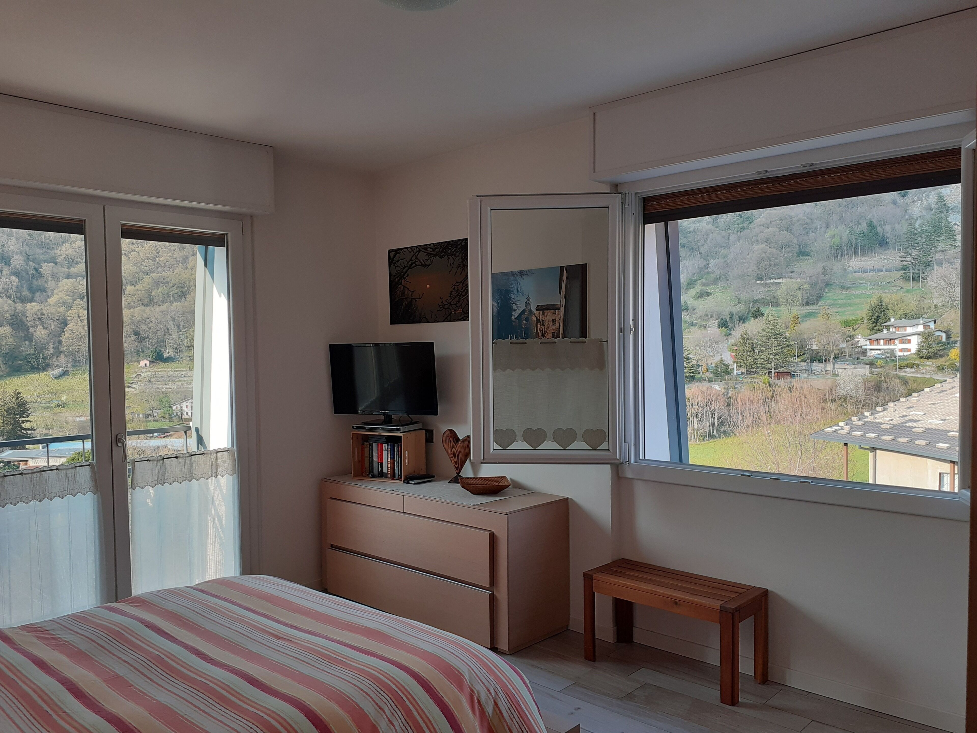 1 camera, una scrivania, insonorizzazione, ferro/asse da stiro