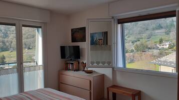 1 camera, una scrivania, insonorizzazione, ferro/asse da stiro