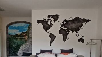 1 camera, una scrivania, insonorizzazione, ferro/asse da stiro