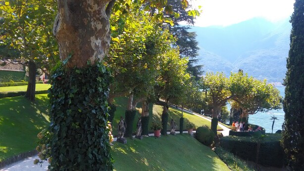 A well-maintained garden with neatly trimmed hedges, a pathway, and a view of a lake and mountains in the distance. - Sofia and Oscar's house Lake Como Canzo (Canzo)