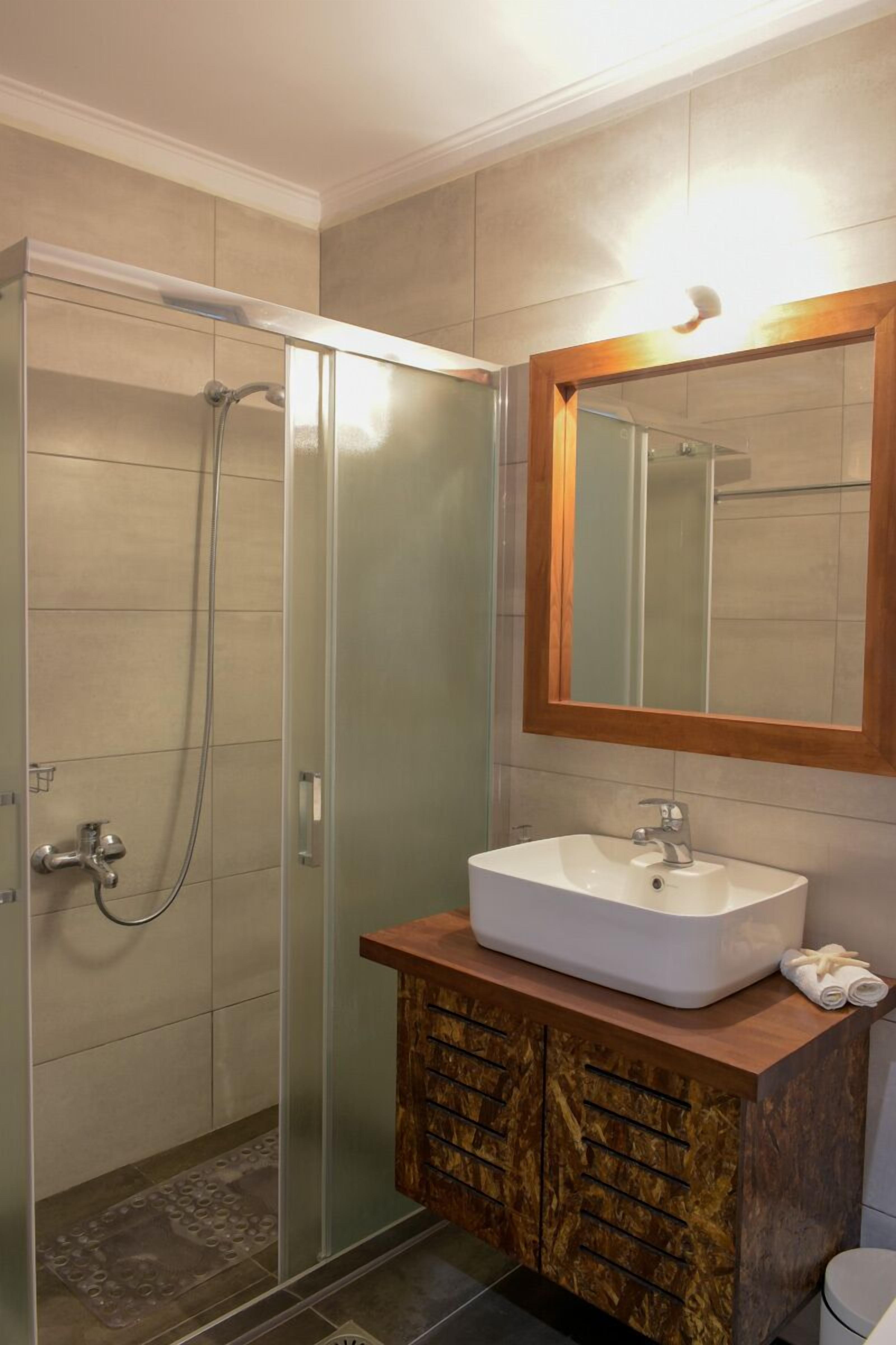 Comfort House, Courtyard View | Bathroom shower