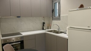 Comfort House, Courtyard View | Private kitchen | Coffee/tea maker, fridge, oven, stovetop - Emma's House (Aktio-Vonitsa)