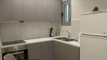 Rumah Comfort, pemandangan halaman | Dapur pribadi | Lemari es, oven, kompor, dan mesin pembuat kopi/teh