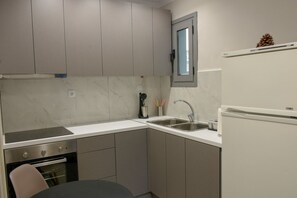 Comfort House, Courtyard View | Private kitchen | Fridge, oven, stovetop, coffee/tea maker