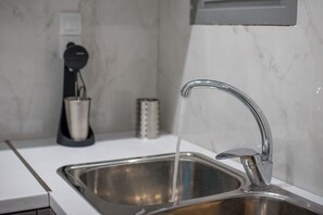 Comfort House, Courtyard View | Private kitchen | Fridge, oven, stovetop, coffee/tea maker - Emma's House (Aktio-Vonitsa)