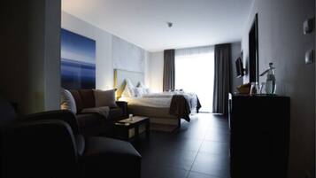 Junior Suite | Hypo-allergenic bedding, minibar, in-room safe, desk