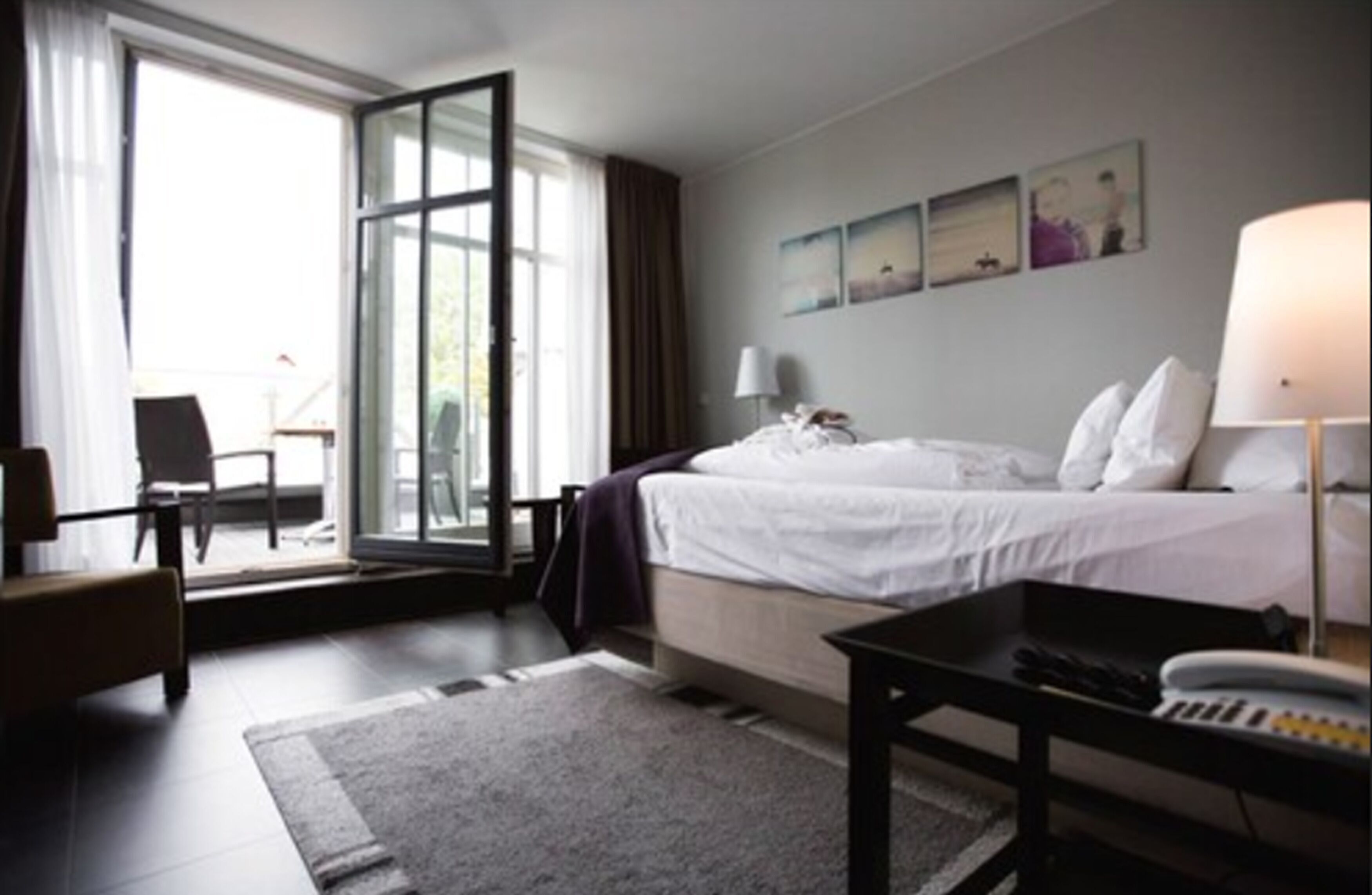 Literie hypoallergénique, minibar, coffres-forts dans les chambres