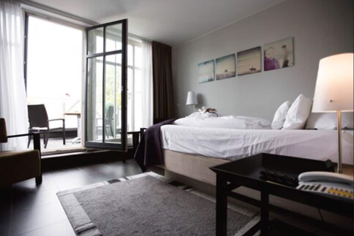 Hypo-allergenic bedding, minibar, in-room safe, desk