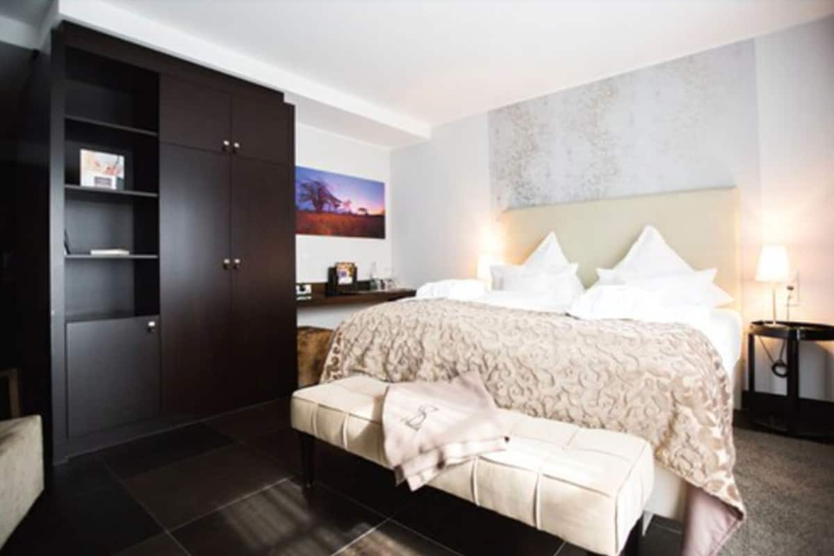 executive double room | hypo-allergenic bedding, minibar, in-room safe, desk