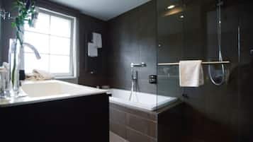 Junior suite | Badkamer | Gratis toiletartikelen, een haardroger, pantoffels, handdoeken