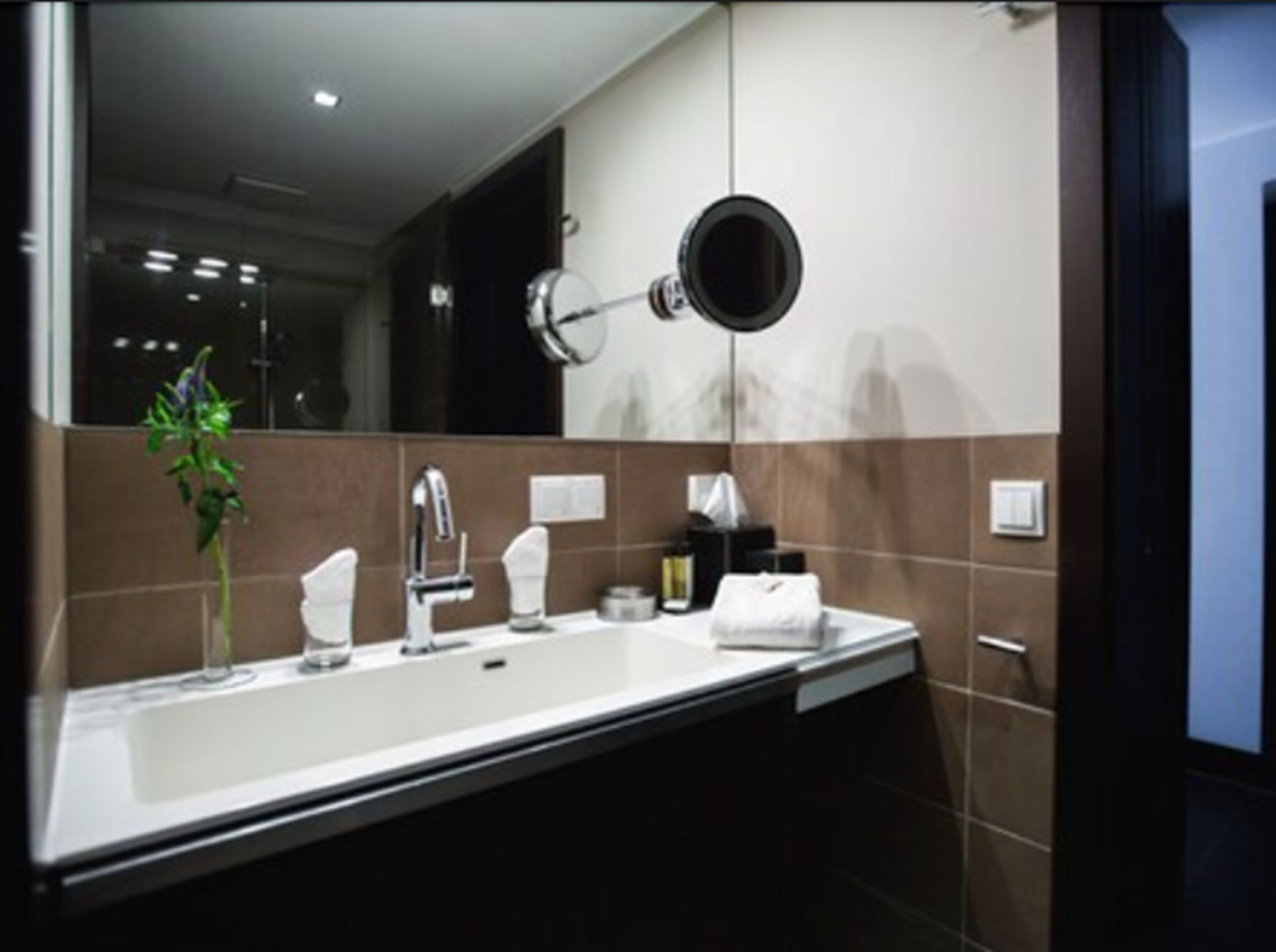 executive double room | bathroom | free toiletries, hair dryer, slippers, towels