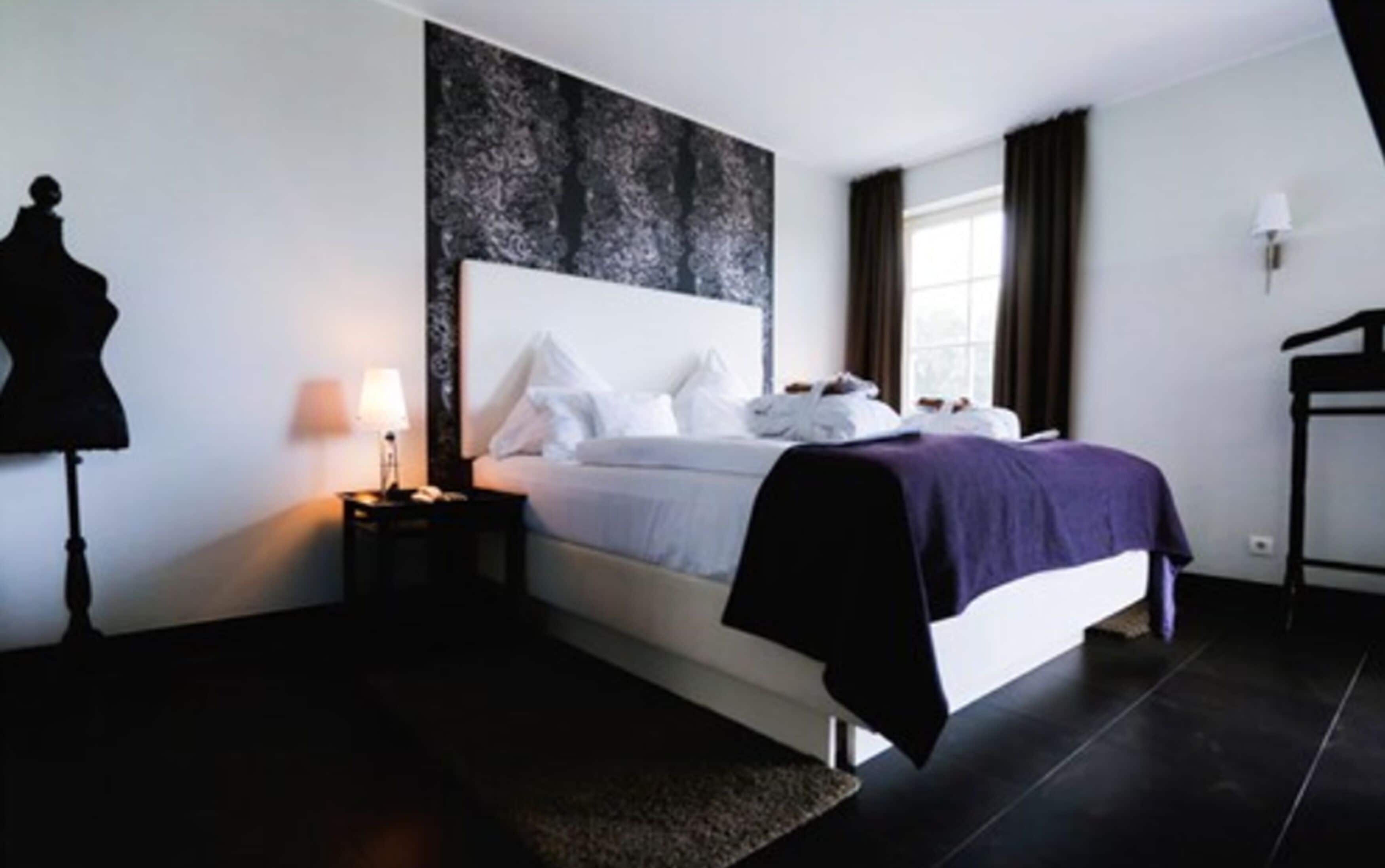 deluxe suite, balcony, park view | hypo-allergenic bedding, minibar, in-room safe, desk