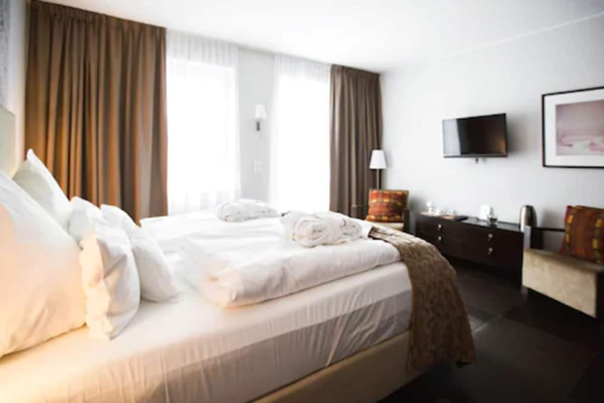 executive double room | hypo-allergenic bedding, minibar, in-room safe, desk