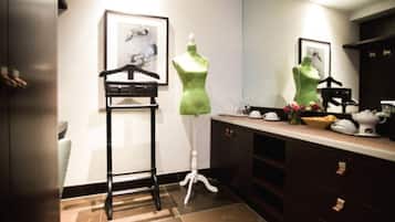 Junior Suite | 1 bedroom, hypo-allergenic bedding, minibar, in-room safe