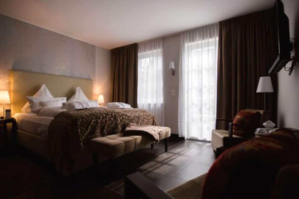 executive double room | hypo-allergenic bedding, minibar, in-room safe, desk