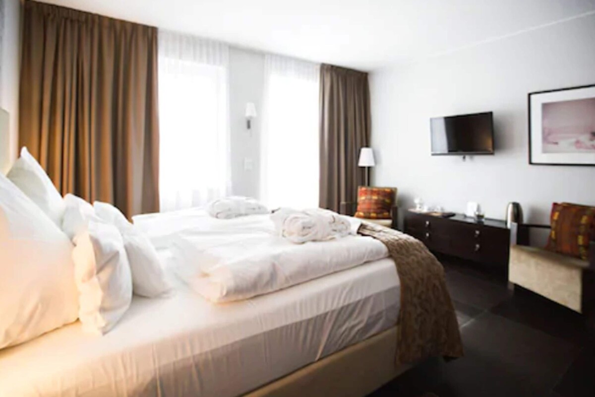 Hypo-allergenic bedding available, minibar, in-room safe, desk