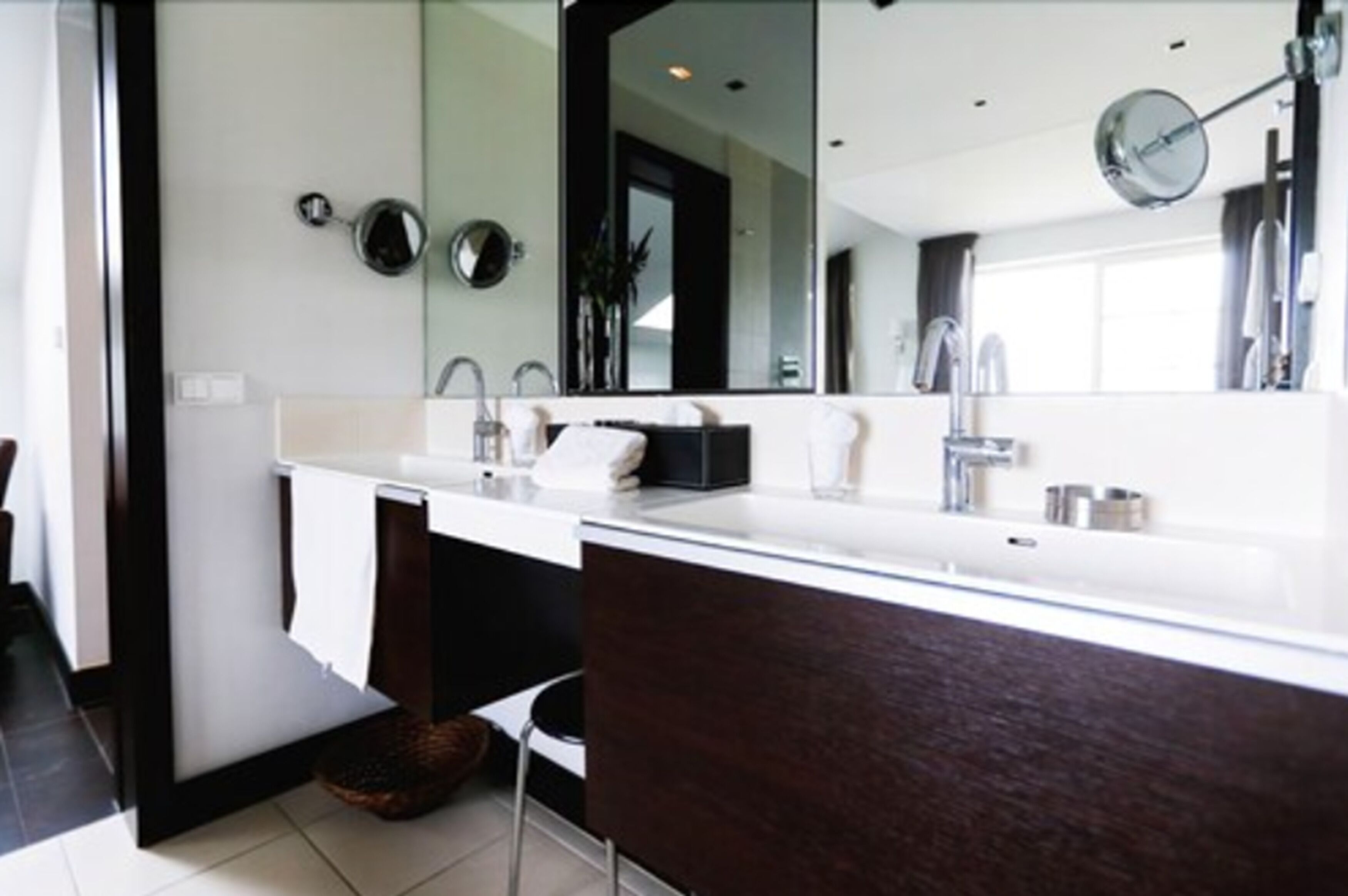 deluxe suite, balcony, park view | bathroom | free toiletries, hair dryer, slippers, towels